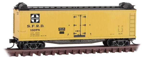 Micro-Trains 40' Double-Sheathed Wood Reefer, Vertical Brake Wheel, Hatch Hoods - Ready t -- Santa Fe 13378 (yellow, black) - 489-4900910