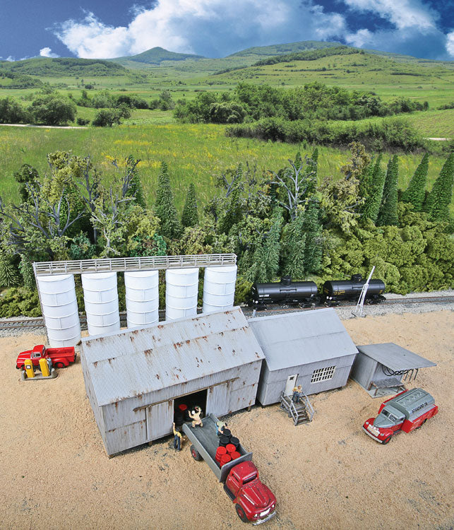 Walthers Cornerstone Trackside Oil Dealer with Storage Tanks -- Kit - 933-4059