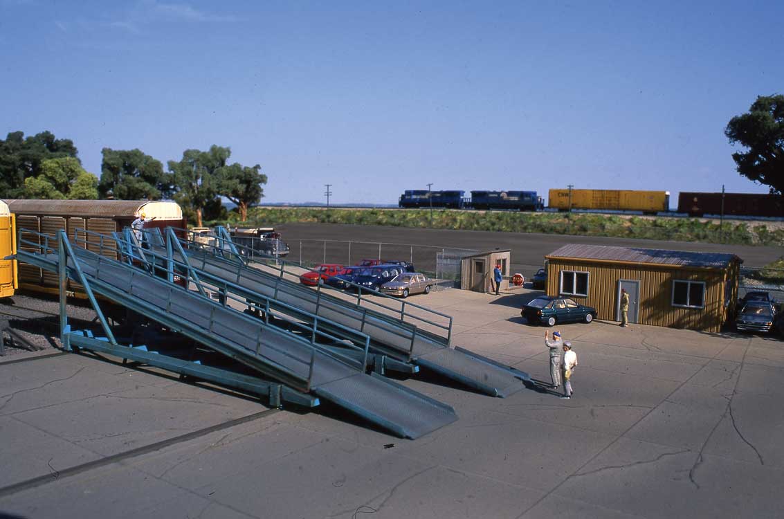 Walthers Cornerstone Automobile Transloading Terminal -- Kit - 933-4144