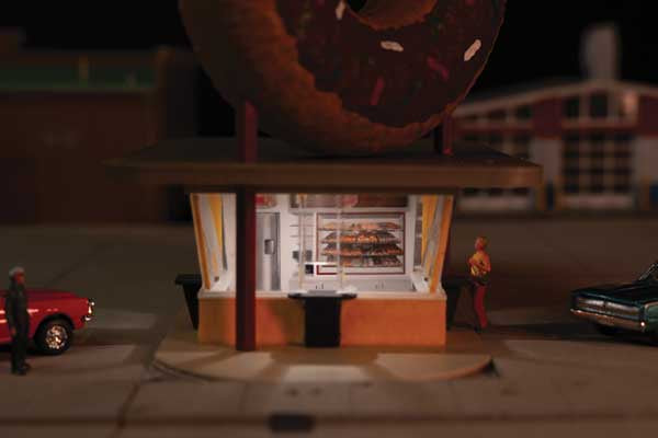 Walthers Cornerstone 933-B3768 HO Hole-In-One Donut Shop with Spaces(TM) Interior -- Structure Kit with Interior Lighting and Detail Insert