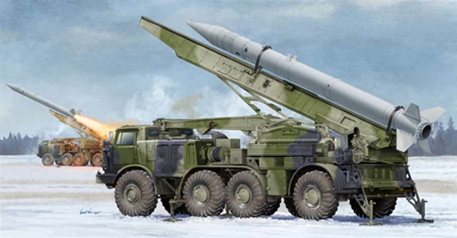Trumpeter RUSSIAN 9P113 TEL W/9M21 ROCKET OF 9K52 LUNA-M - TSM1025