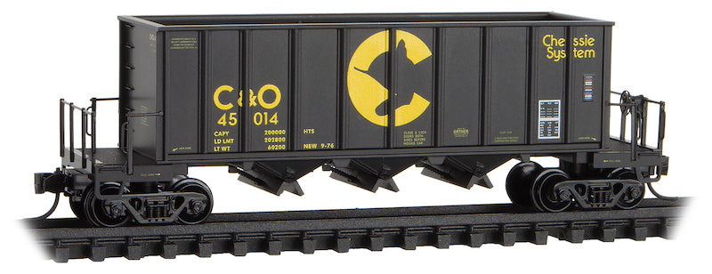 Micro-Trains Ortner 3-Bay Rapid Discharge Hopper - Ready to Run -- Chessie System C&O #45055 (black, yellow) - 489-12500053
