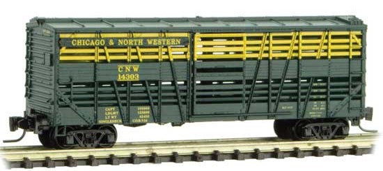 Micro-Trains 40' Despatch Stock Car - Ready to Run -- Chicago & North Western 14303 (green, yellow) - 489-52000241
