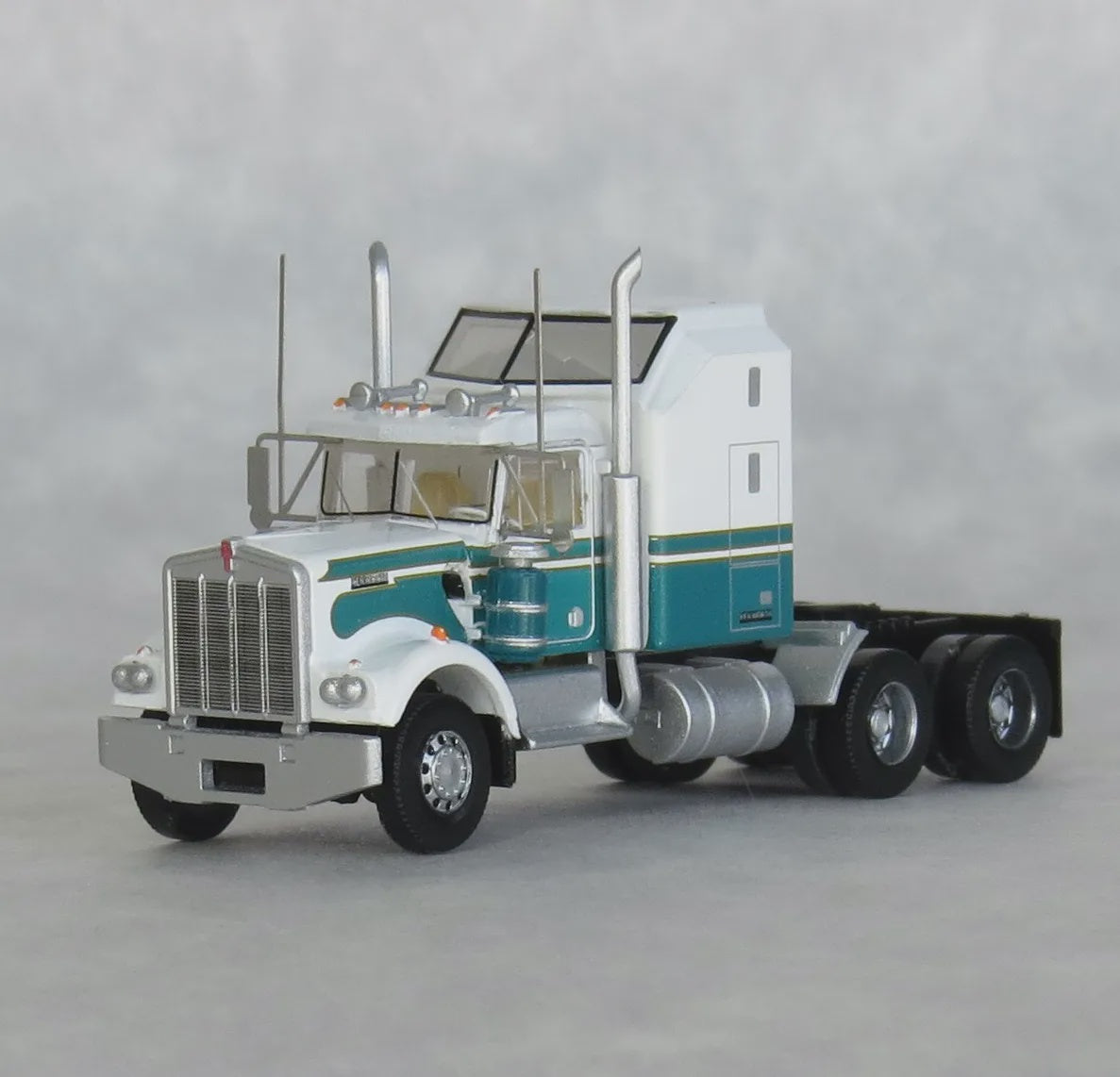 Trainworx N 1970s Kenworth W900 Seminole Tractor w/60" VIT Aerodyne Cab - Assembled -- White, Green